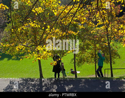 Edimburgo, Scozia meteo, 10 ottobre 2018. La calma prima della tempesta, il sole splende sui giardini di Princes Street a est e a ovest con la temperatura di 16 gradi praticamente nessun vento, i visitatori al centro della città potrete rilassarvi al sole e ammirare il fogliame di autunno, prima che il tempo peggiora verso la fine settimana. Foto Stock