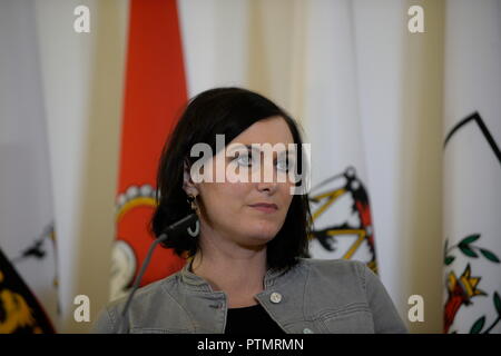 Vienna, Austria. Ottobre 10, 2018. Consiglio dei ministri della Cancelleria federale. La foto mostra il Ministro federale della sostenibilità e del turismo, Elisabeth Köstinger (ÖVP). Credit: Franz PERC / Alamy Live News Foto Stock