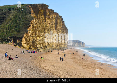 West Bay, Dorset, Regno Unito. 10 ottobre, 2018. Regno Unito Meteo. Spiaggia a Est e scogliere in chiaro blu cielo soleggiato e molto calde temperature presso la località balneare di West Bay nel Dorset. Credito Foto: Graham Hunt/Alamy Live News Foto Stock