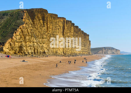 West Bay, Dorset, Regno Unito. 10 ottobre, 2018. Regno Unito Meteo. Spiaggia a Est e scogliere in chiaro blu cielo soleggiato e molto calde temperature presso la località balneare di West Bay nel Dorset. Credito Foto: Graham Hunt/Alamy Live News Foto Stock