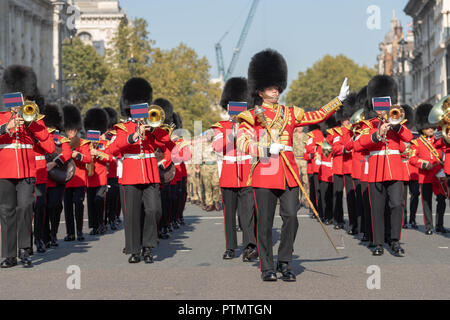 Londra, Regno Unito. 10 ottobre, 2018. Londra 10 ottobre 2018, per contrassegnare l'esercito britannico impegni globali di questo è un marzo da 120 soldati guidati dalla banda del granatiere protezioni per il Parlamento di essere formalmente grazie per il loro servizio da un 'Welcome home' reception con MPs Credito: Ian Davidson/Alamy Live News Foto Stock