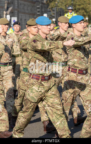Londra, Regno Unito. 10 ottobre, 2018. Londra 10 ottobre 2018, per contrassegnare l'esercito britannico impegni globali di questo è un marzo da 120 soldati guidati dalla banda del granatiere protezioni per il Parlamento di essere formalmente grazie per il loro servizio da un 'Welcome home' reception con MPs Credito: Ian Davidson/Alamy Live News Foto Stock