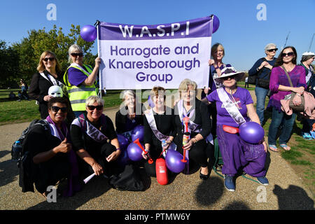 Londra, Regno Unito. 10 ott 2018. Centinaia di titolare di pensione o di rendita rally degli anni cinquanta donne pensione di stato campagna, torna a 60, abbiamo pagato in, hai pagato fuori e di altre donne gruppi di pensione si uniranno insieme 'Shoulder a spalla' come #OneVoice salmodiare Theresa Maggio quante persone si sottrae la domanda di oggi la loro pensione da pagare adesso non quando saremo morti al reformer's Tree, Hyde Park, London, Regno Unito. Il 10 ottobre 2018. Credito: Picture Capital/Alamy Live News Foto Stock