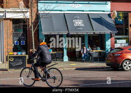 Royal Avenue, Belfast. Il 10 ottobre 2018. Ashers panificio hanno vinto il loro ricorso presso la Suprema Corte di Londra. Gareth Lee ha avuto una torta raffigurante Bert e Ernie di Sesame Street sostenere il matrimonio gay è stato rifiutato di essere cotta su motivi religiosi Credito: Bonzo Alamy/Live News Foto Stock