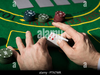 Combinazione vincente nel gioco del poker. Schede e chip su un panno verde Foto Stock