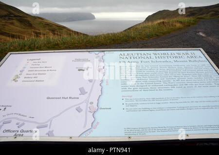Un segnale di informazione in ingresso per le Isole Aleutine Guerra Mondiale due National Historic Area, Fort Schwatka, Amaknak Island, Unalaska, Alaska, Stati Uniti d'America. Foto Stock