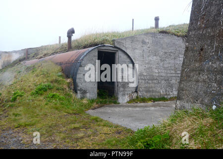 Abbandonate la Seconda Guerra Mondiale negli Stati Uniti due bunker militare di Fort Schwatka sul Monte Ballyhoo Amaknak Island, Unalaska, isole Aleutian, Alaska, Stati Uniti d'America. Foto Stock
