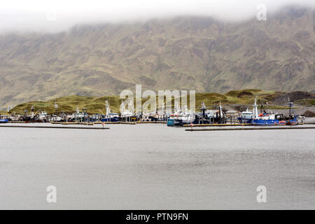 Grande pesca commerciale barche ormeggiate a marina nel porto olandese, su Amaknak Island (Unalaska), in isole Aleutian catena, Alaska, Stati Uniti. Foto Stock