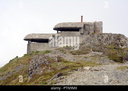 Abbandonate la Seconda Guerra Mondiale negli Stati Uniti due bunker militare e punto di osservazione sulla Bunker Hill, su Harbor olandese, Unalaska, isole Aleutian, Alaska, Stati Uniti d'America. Foto Stock