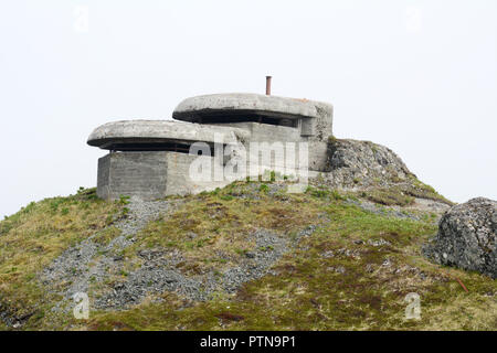 Abbandonate la Seconda Guerra Mondiale negli Stati Uniti due bunker militare e punto di osservazione sulla Bunker Hill, su Harbor olandese, Unalaska, isole Aleutian, Alaska, Stati Uniti d'America. Foto Stock