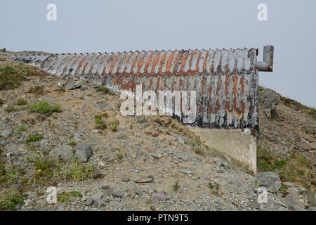 Ingresso a una guerra mondiale due base militare statunitense e bunker di Bunker Hill, su Harbor olandese, Unalaska, isole Aleutian, Alaska, Stati Uniti d'America. Foto Stock
