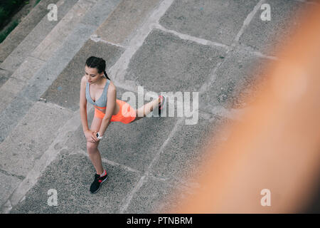 Vista aerea del giovane sportive stretching gambe Foto Stock