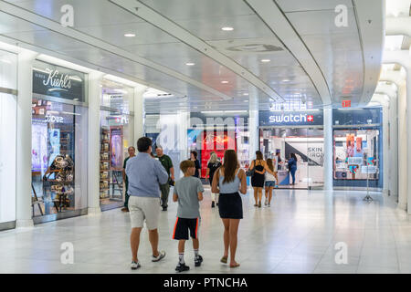 NEW YORK, Stati Uniti d'America - Agosto, 2018: Swatch store a occhio Shopping Center di New York. Swatch è un orologiaio svizzero fondata nel 1983 da Nicolas Hayek Foto Stock