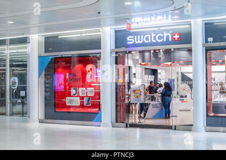 NEW YORK, Stati Uniti d'America - Agosto, 2018: Swatch store a occhio Shopping Center di New York. Swatch è un orologiaio svizzero fondata nel 1983 da Nicolas Hayek e una consociata di The Swatch Group. Foto Stock