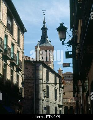 CALLE CON LA ANTIGUA CARCEL CONVERTIDA EN BIBLIOTECA TORRE AL FONDO. Posizione: esterno. Spagna. Foto Stock