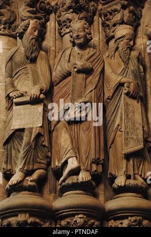 Santiago de Compostela, provincia di La Coruña, Galizia, Spagna. La Cattedrale. Il portale della gloria, dal Maestro Mateo, 1168-1188. Stipite sinistro. Profeti (da sinistra a destra): Geremia, Daniel (sorridendo) e di Isaia. Dettaglio Sculptoric. Foto Stock