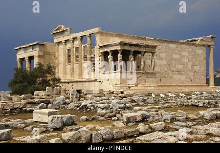 La Grecia. Atene. Acropoli. Eretteo. Tempio ionico che è stato costruito nel 421 A.C. da architetto ateniese mnesicle (Pericle età). Vista generale del Kariatides (portico delle Cariatidi). Foto Stock