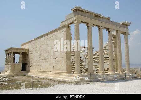 La Grecia. Atene. Acropoli. Eretteo. Tempio ionico che è stato costruito nel 421 A.C. da architetto ateniese mnesicle (Pericle età). Kariatides (portico delle Cariatidi). Foto Stock