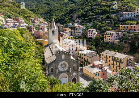 La bella chiesa di San Giovanni Battista visto dal Castello, Riomaggiore Cinque Terre Liguria, Italia Foto Stock