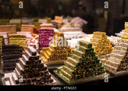 Varie delizie turche o Lokum sul display in un ristorante finestra, Istanbul, Turchia Foto Stock