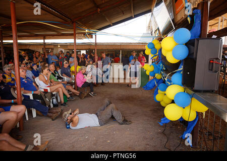 Spettatori guarda il AFL grand finale prima di corse di cavalli a Landor, 1000km a nord di Perth, Western Australia. Foto Stock