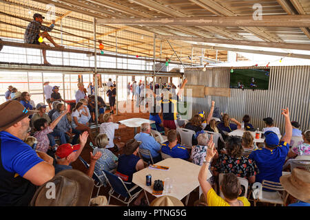 Spettatori guarda il AFL grand finale prima di corse di cavalli a Landor, 1000km a nord di Perth, Western Australia. Foto Stock