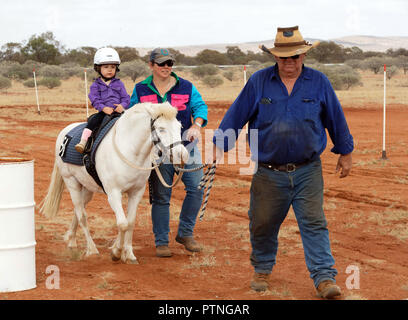 La 97th in funzione della boccola annuali gare di cavalli a Landor,,1000km a nord di Perth, Australia. Ott 2018. Foto Stock