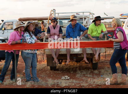 Spettatori guarda egli 97th in funzione della boccola annuali gare di cavalli a Landor,,1000km a nord di Perth, Australia. Ott 2018. Foto Stock