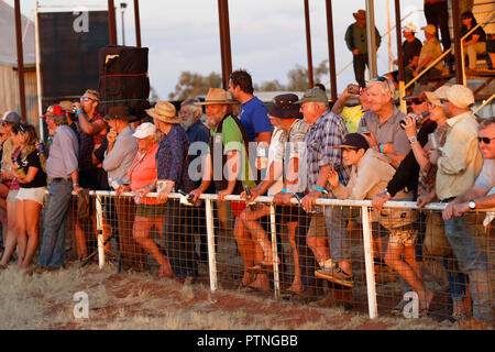 Spettatori guarda egli 97th in funzione della boccola annuali gare di cavalli a Landor,,1000km a nord di Perth, Australia. Ott 2018. Foto Stock