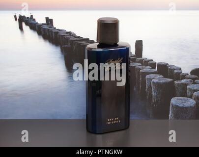 Davidoff Cool Water, Eau de Toilette, grande bottiglia di profumo di fronte alla foto di un groyne in mare Foto Stock