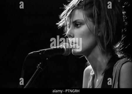 Ellie Rowsell di Lupo Alice effettuando in corrispondenza di un molto presto gig in 2013 Foto Stock