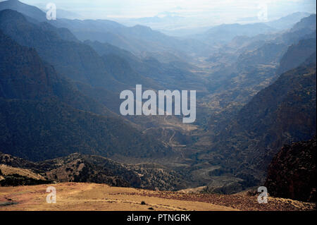 Vista panoramica dal Re della strada statale, che piomba su alta cresta della Grande Rift Valley. in Giordania Foto Stock