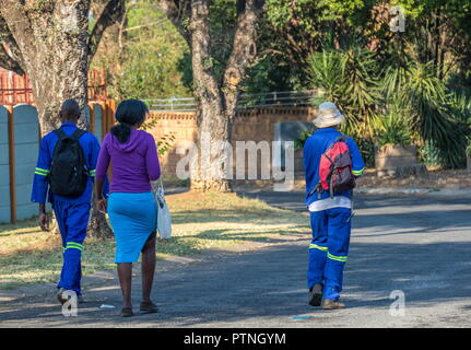 Johannesburg, Sud Africa - nero non identificato di persone a piedi per i loro posti di lavoro attraverso le strade di un sobborgo residenziale di immagine con spazio di copia Foto Stock