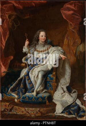 Louis XV (1710-1774) come un bambino. Artista: Dopo Hyacinthe Rigaud Il duomo (francese, Perpignan 1659-1743 Paris). Dimensioni: 77 x 55 1/2 in. (195,6 x 141 cm). Data: ca. 1716-24. Louis XV riuscito al trono di Francia nel 1715 in seguito alla morte del suo bisnonno Luigi XIV, che aveva regnato per più di settanta anni. La cinque-anno-vecchio ragazzo era l'unica superstite figlio di Luigi, Duc de Bourgogne e Marie Adélaïde de Savoie, che avevano entrambi morì di vaiolo nel 1712. La tela è una delle molte versioni di Rigaud Il duomo il primo ritratto ufficiale di Luigi XV, che è stato commissionato dal regent, il duc d'ORL
