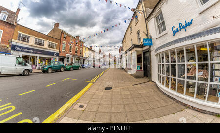 Street View di Alcester High Street guardando verso la chiesa di San Nicola. Foto Stock