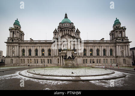 Belfast City Hall facciata fronta durante il periodo invernale Foto Stock