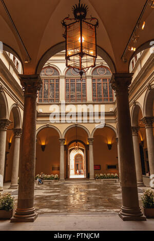 Roma, Italia - 24 Marzo 2014 - Il cortile interno di un antico palazzo di Roma con belle lanterne Foto Stock