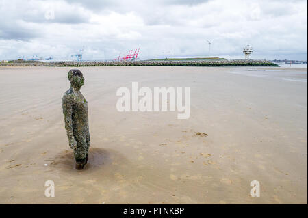 Sir Antony Gormley ghisa figure su Crosby Beach, Liverpool, Regno Unito Foto Stock