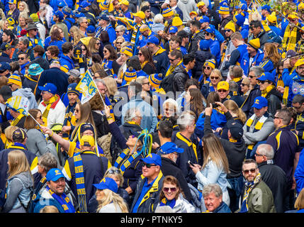Congregazione della West Coast Eagles tifosi e sostenitori a Federation Square in marcia verso il 2018 Grand Finale al MCG, Melbourne Victoria Australia. Foto Stock