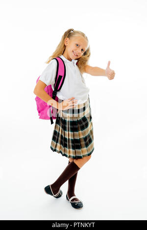 Piuttosto carino capelli biondi ragazza con una rosa zainetto guardando la telecamera che mostra il pollice fino gesto felice di andare a scuola isolati su sfondo bianco in ba Foto Stock