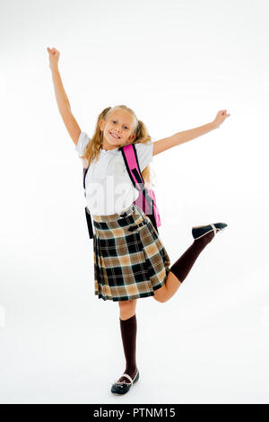 Adorabili bella little schoolgirl con big pink zainetto sensazione eccitato e felice di essere tornati a scuola isolati su sfondo bianco in fine di Foto Stock