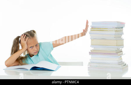 Arrabbiato bambina con un atteggiamento negativo verso gli studi e la scuola dopo aver studiato troppo e avendo troppi compiti nei bambini istruzione conce Foto Stock