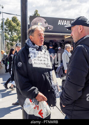 Collingwood Football Fan Club e sostenitore con un segno che vogliono comprare un biglietto per il 2018 AFL Grand Final di MCG, Melbourne Victoria Australia. Foto Stock