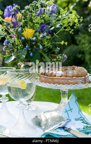 In estate la torta su piedistallo di vetro nel giardino inglese Foto Stock