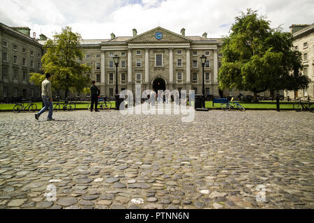 Regent House e ciottoli a piazza davanti al cancello del Trinity College di Dublino Foto Stock