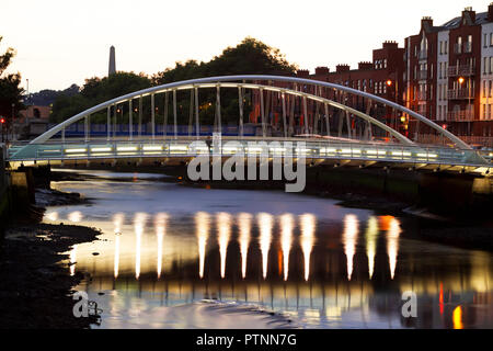 Guardando ad ovest presso il James Joyce Bridge (c2003) sul Fiume Liffey, Dublino. Progettato dall'architetto spagnolo Santiago Calatrava Foto Stock