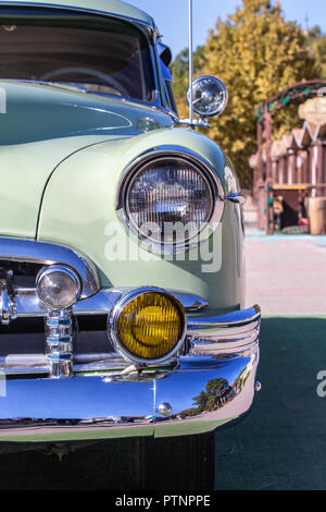 Vecchia auto sulla strada in autunno close-up Foto Stock