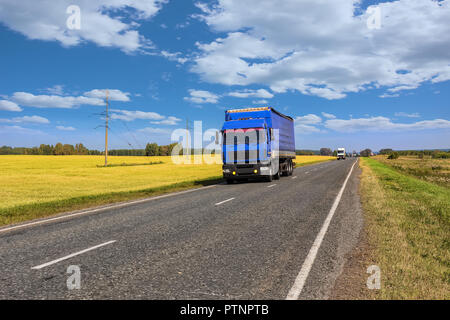 I carrelli si muove sul paese autostrada Foto Stock