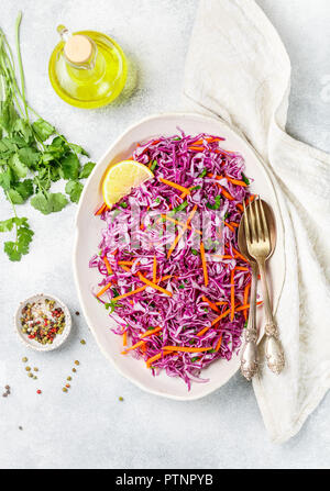 Cavolo rosso con insalata di carote, erbe e olio d'oliva e succo di limone condimento. Coleslaw. cole slaw . Luce cibo vegetariano. Messa a fuoco selettiva Foto Stock