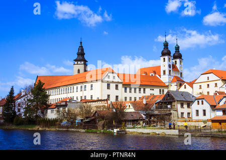 Telc, Moravia Repubblica Ceca : vista generale della città vecchia di Telc come si vede di tutto il lago. Foto Stock